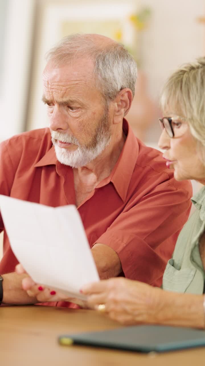 Ældre ægtepar diskuterer dokumenter