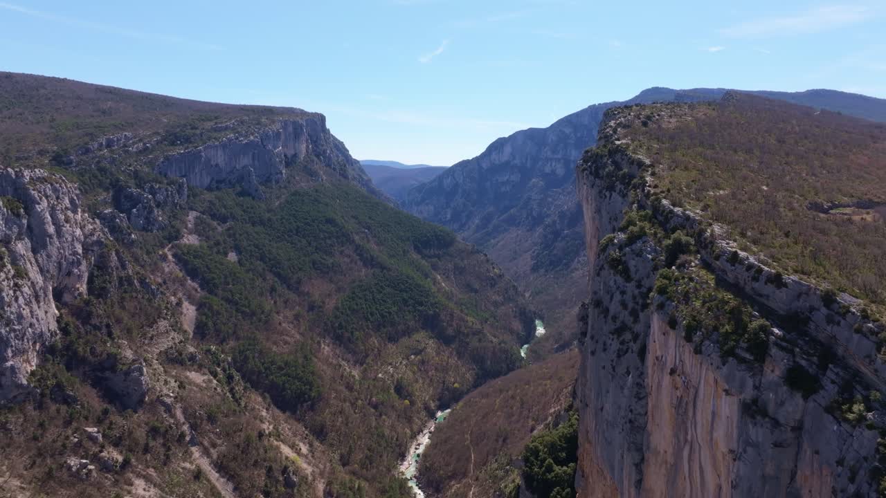 Scogliere panoramiche si ergono sul fiume Verdon turchese alla luce del giorno, Francia