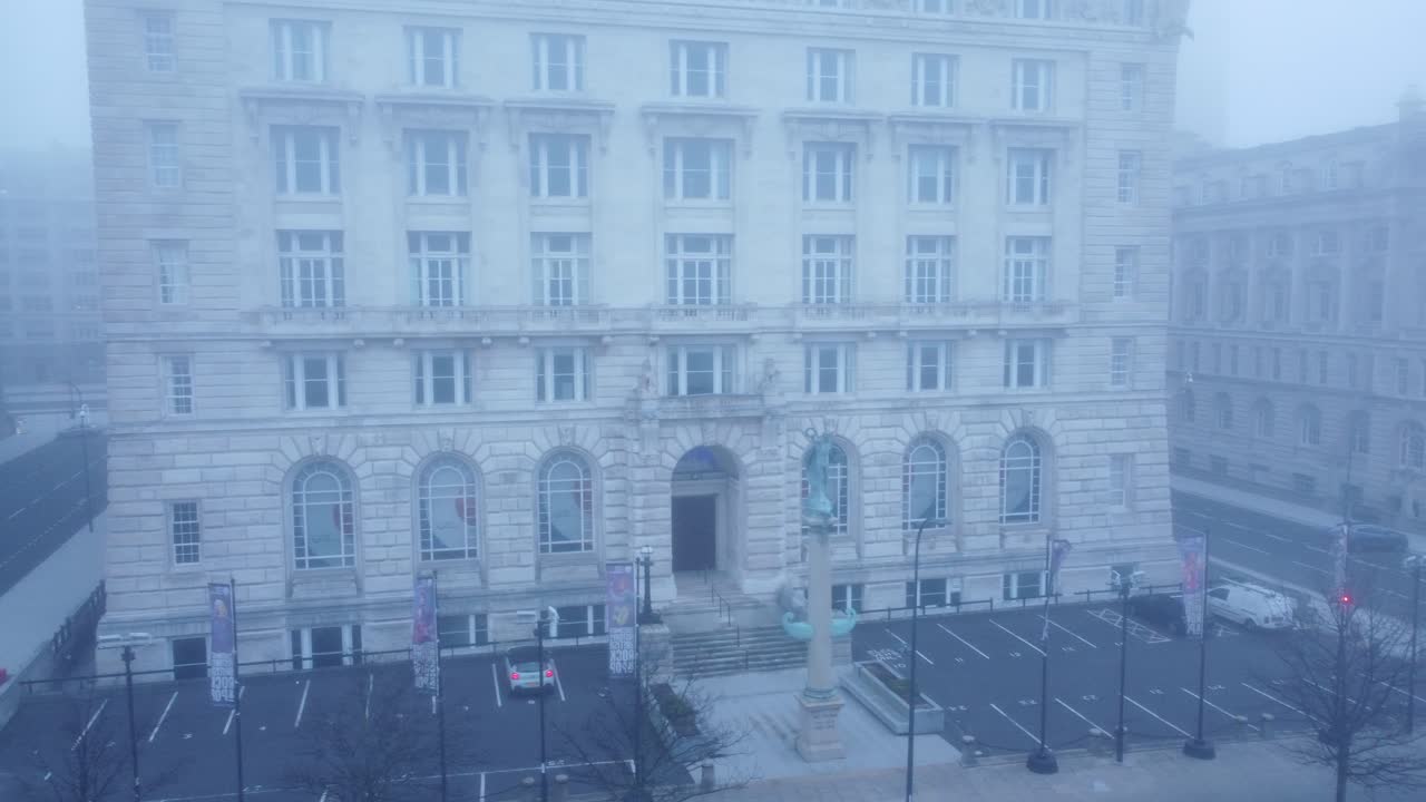 리버풀 시를 가로지르는 짙은 짙은 유령 안개 덮개 왼쪽으로 떠오르는 초현실적인 도심 해안가 돌리의 조감도