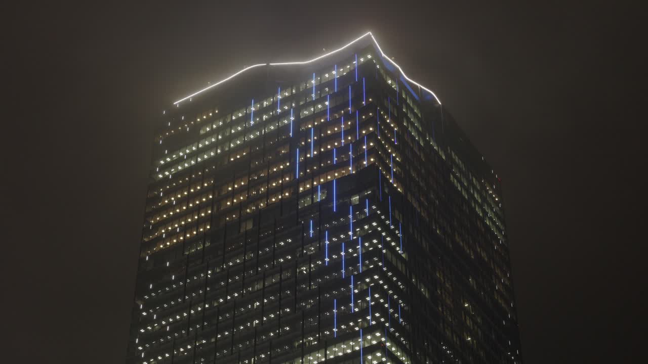 plataforma de observación del cielo de shibuya en el edificio de scramble square por la noche durante la lluvia, tokio, japón