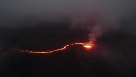 Gegen-Den-Uhrzeigersinn-Drohnenaufnahme-Des-Vulkans-Litli-Hrutur-In-Island-Mit-Nebel-Und-Rauch