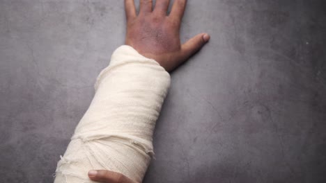 el brazo vendado
