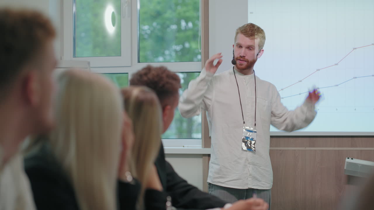 el gerente superior está presentando la nueva estrategia de desarrollo de la empresa en la reunión de la junta directiva