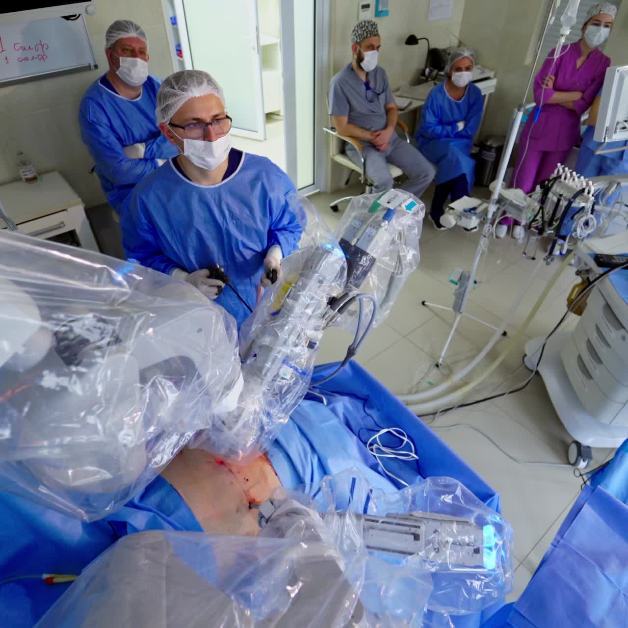 Attrezzatura tecnologica robotica per la chirurgia. Medico che opera con uno strumento chirurgico robotico