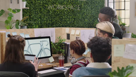 Joven-Equipo-De-Ingenieros-Desarrollando-Prototipos-De-Bicicletas-Usando-Computadora-Viendo-Diseño-3d-En-Pantalla-Intercambiando-Ideas-Sobre-Desarrollo-Futuro-Colaborando-En-Un-Espacio-De-Trabajo-De-Oficina-Creativo