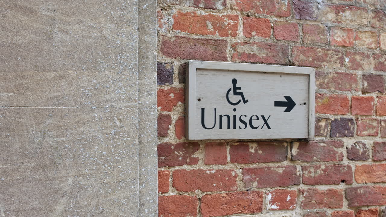 유니섹스는 벽돌 벽에 화장실 표시를 비활성화합니다.