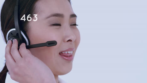 전화 헤드 ⁇ 을 착용 한 사업가 들 위 에서 변화 하는 숫자 들 의 애니메이션