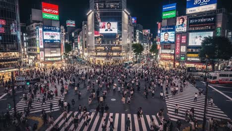 shibuya crossing in tokyo at night