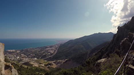 Vista-De-La-Costa-Desde-La-Cima-De-La-Montaña-En-Benalmádena-En-Un-Día-Soleado