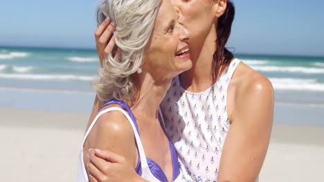 Liebevolle-Tochter,-Die-Ihre-Mutter-Am-Strand-Küsst