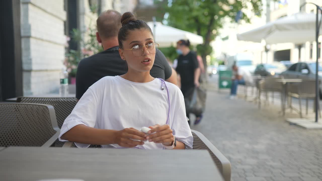 Adolescente con un cameriere in un caffè