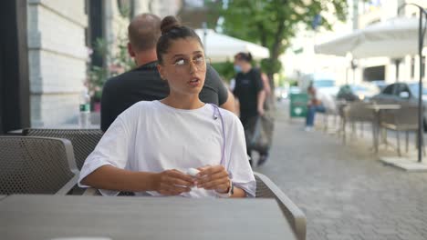 un adolescente interactuando con un camarero en un café