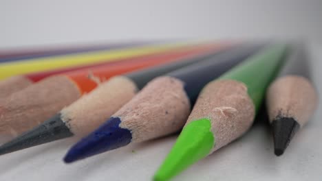 lápices de colores vivos en primer plano, lente de sonda de disparo macro