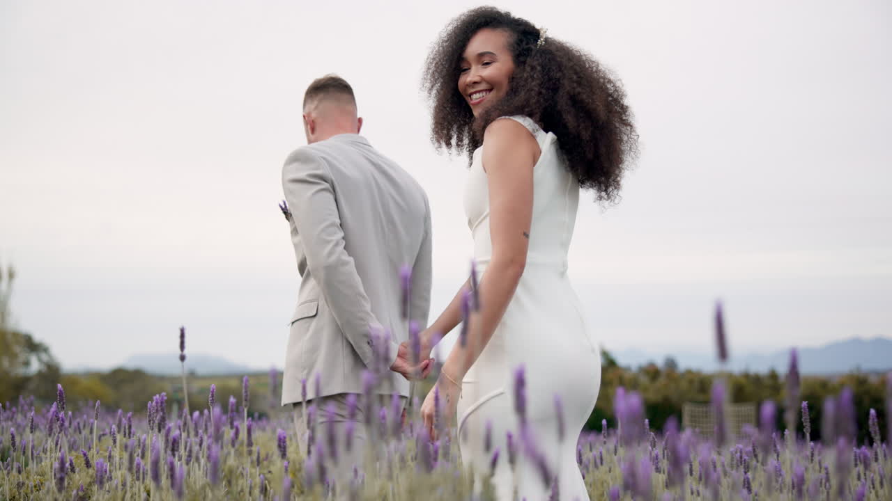 Mariage, nature et couple heureux se promenant dans un jardin