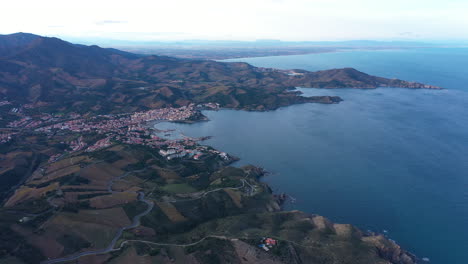 Zinnoberrote-Küste-Mittelmeer-Luftaufnahme-Banyuls-sur-Mer-Hafen-Vendres