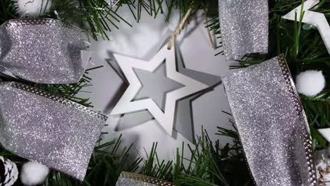 corona de navidad que decora la puerta principal para las fiestas hechas de abeto, arcos de plata, estrellas y bolas de navidad aisladas sobre un fondo blanco