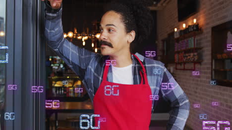 animación de múltiples textos de 5g y 6g sobre un barista biracial sonriente de pie en la entrada de los cafés