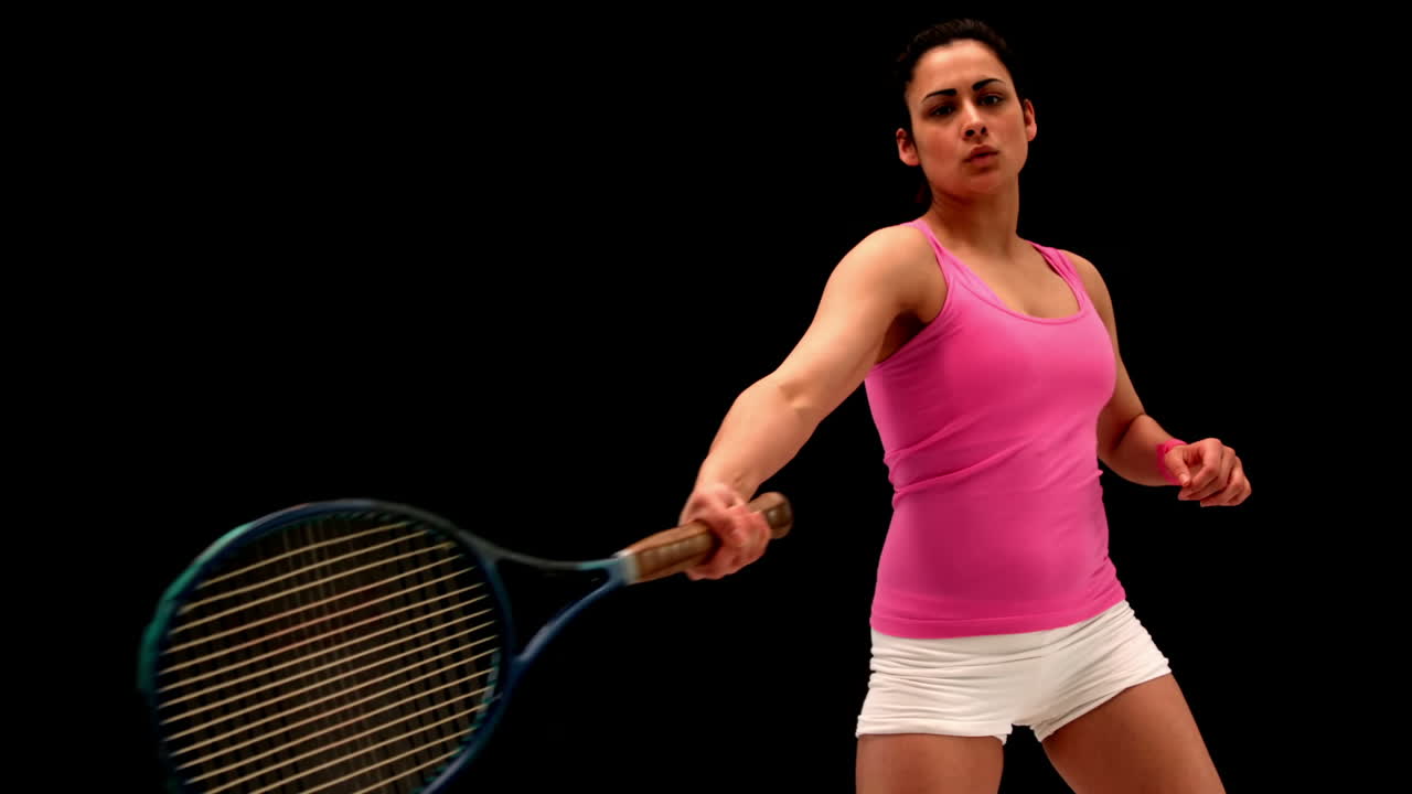 테니스 를 하는 건강 한 젊은 여자