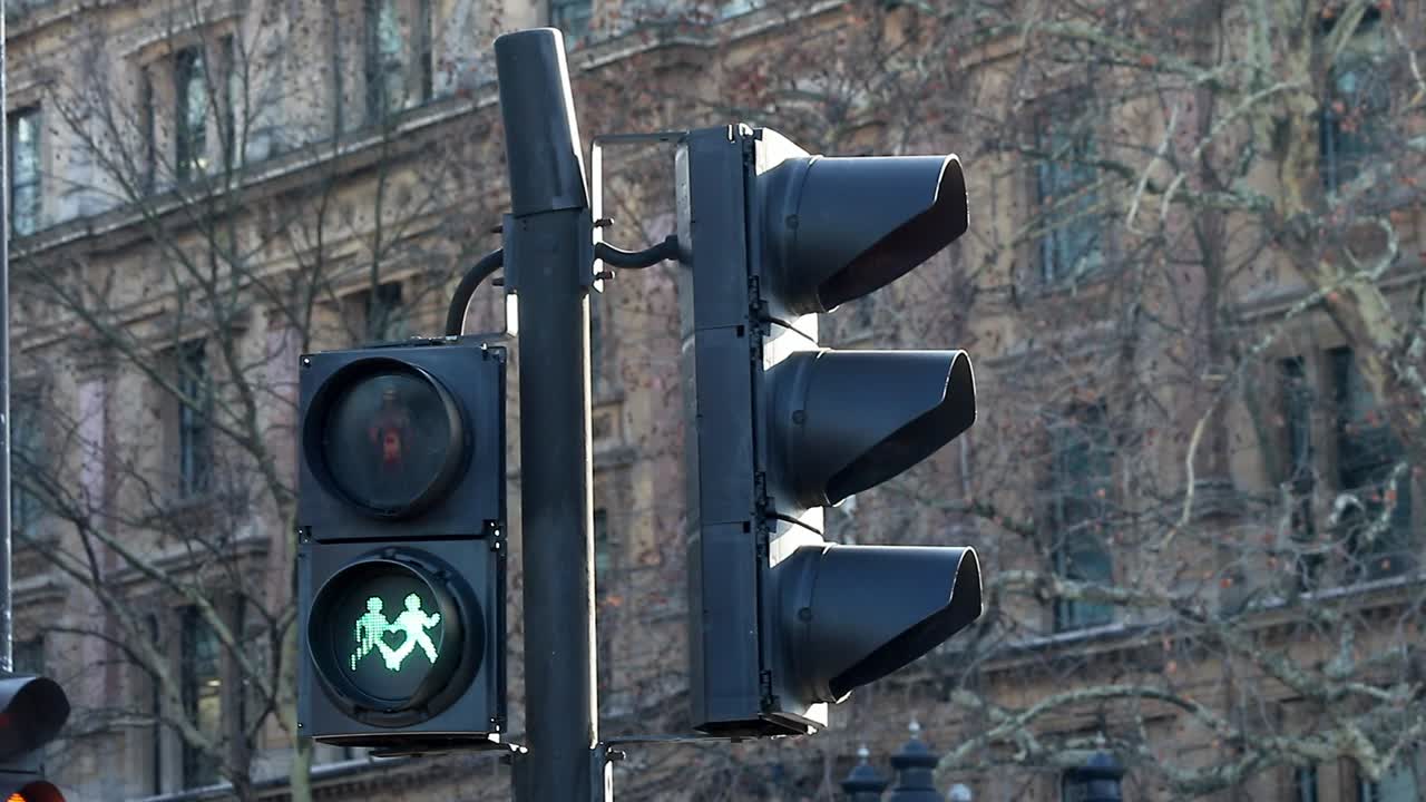 señales de cruce de cruce de tráfico en trafalgar square que muestran diferentes caracteres de género