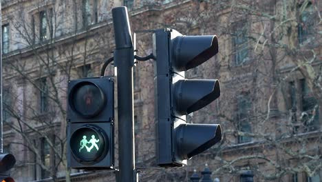 Verkehrskreuzungsschilder-Am-Trafalgar-Square-Mit-Unterschiedlichen-Geschlechtscharakteren