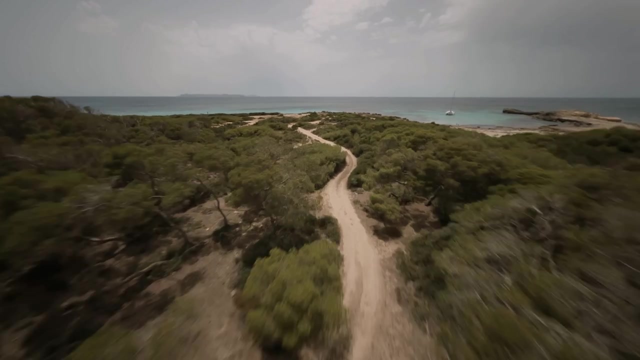 Volo con drone FPV sopra le scogliere costiere a Maiorca, Spagna. Baia bellissima.