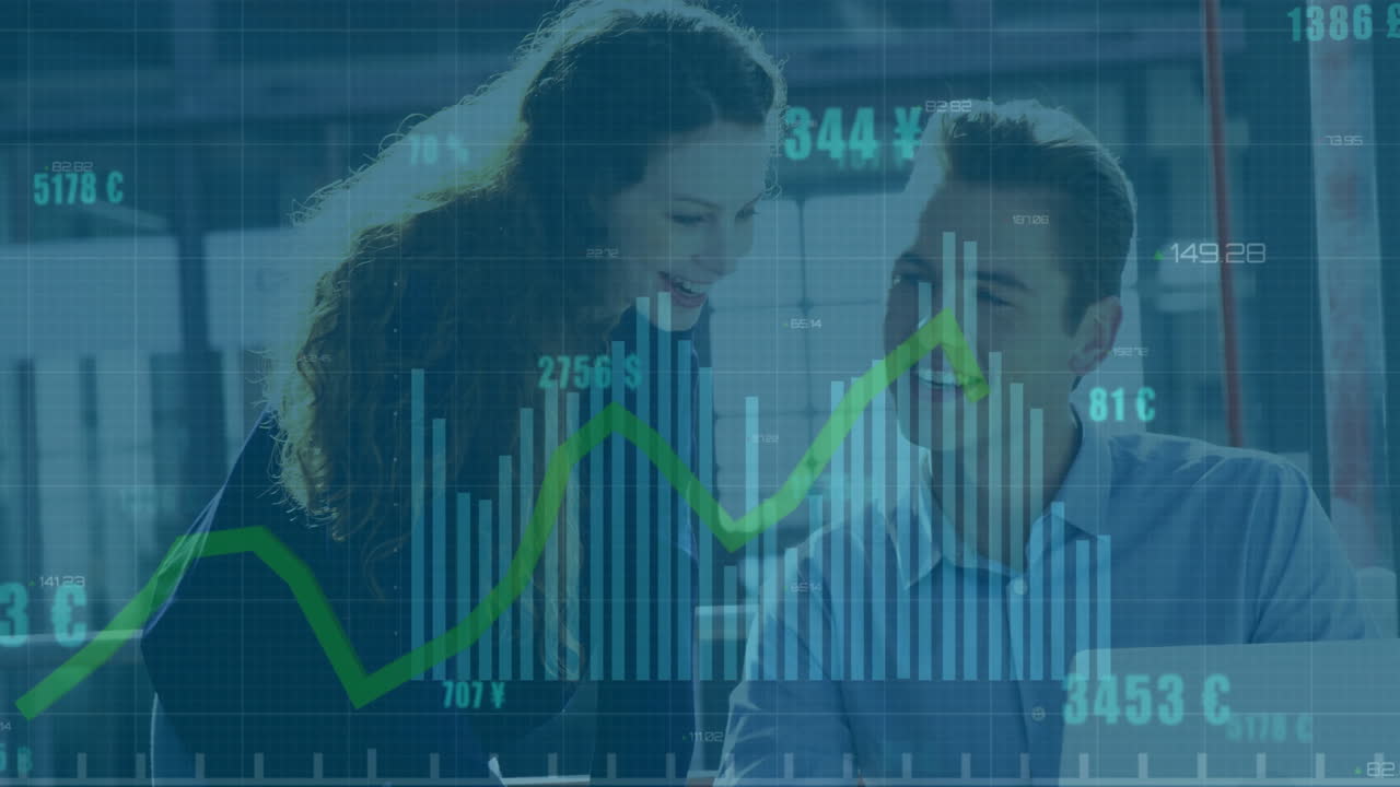 animación del procesamiento de datos financieros sobre diversas personas de negocios en la oficina