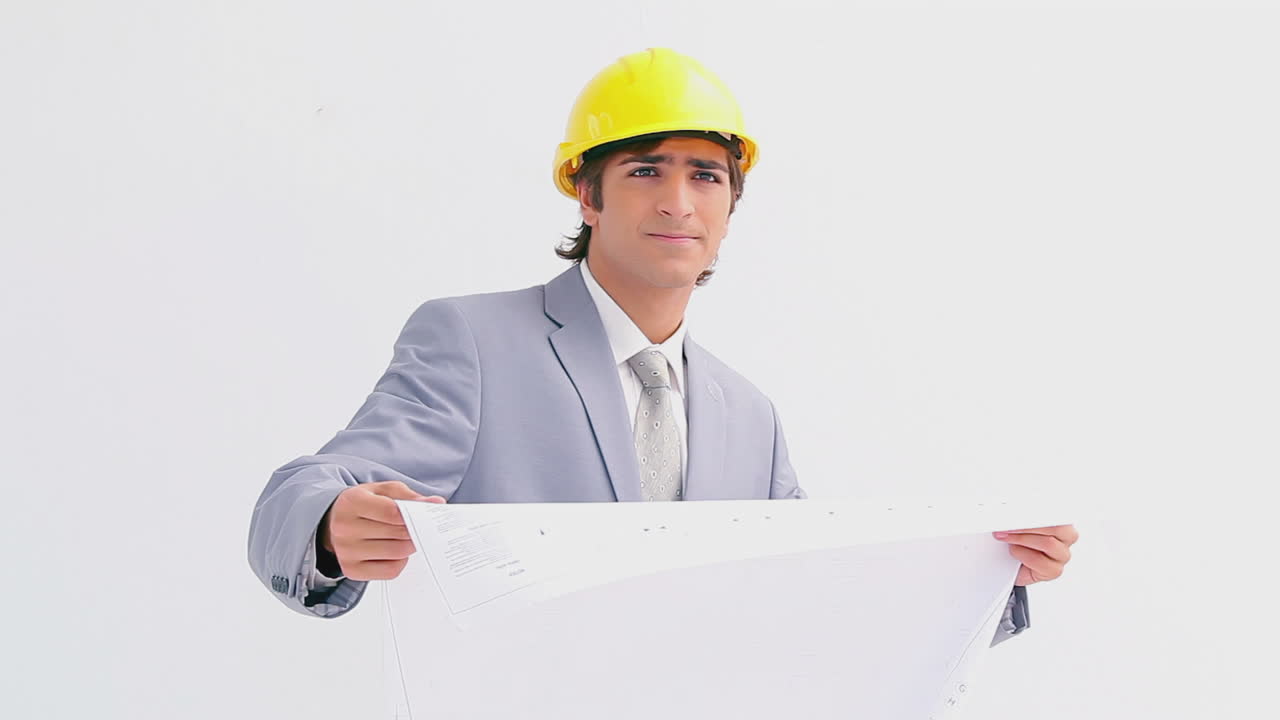 un hombre de negocios serio comprobando el trabajo de construcción.