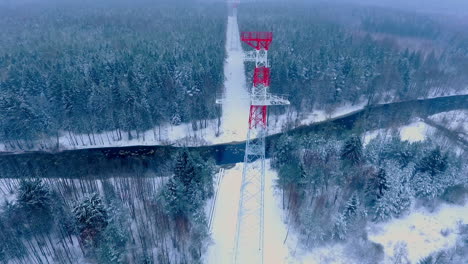 Torre-De-Transmisión-En-El-Bosque-De-Invierno.-Torre-De-Energía.-Infraestructura-Energética