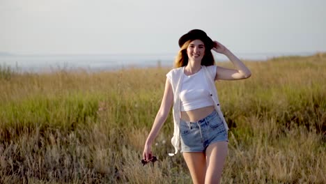 joven disfrutando de un día soleado en el campo