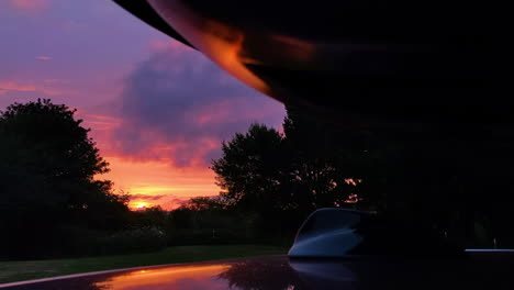 Wunderschöner-Sonnenuntergang-Im-Zeitraffer-Mit-Rosa-Und-Blauer-Wolkenlandschaft-Und-Reflexionen-Auf-Dem-Autodach