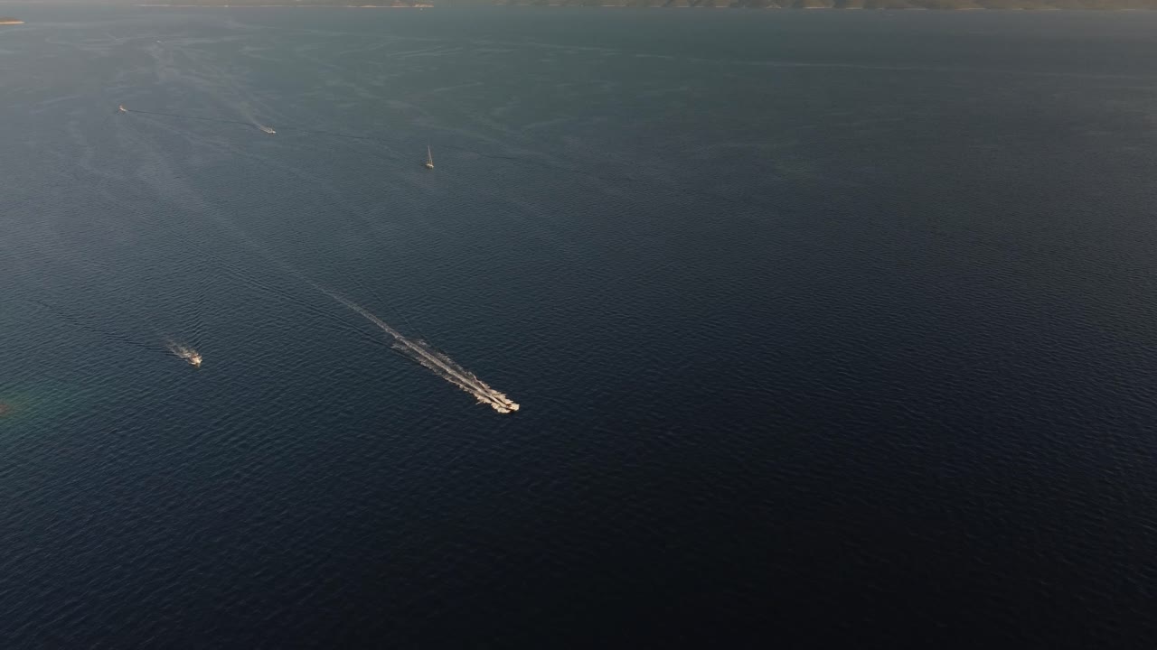 орбитальный снимок с дрона скоростных катеров, курсирующих между островами хвар и брач вдоль живописного побережья, хорватия, адриатическое море