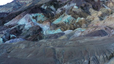 Orbitale-Drohne-Um-Die-Palette-Des-Künstlers-Entlang-Des-Artist&#39;s-Drive-Im-Death-Valley,-Kalifornien