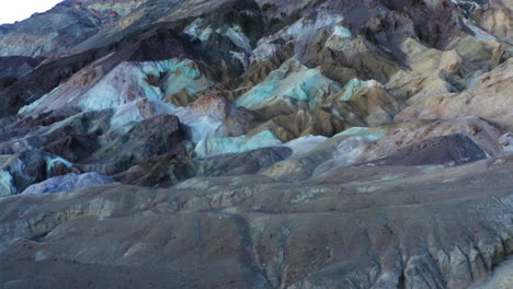 drone orbital disparó alrededor de la paleta del artista a lo largo de la unidad del artista en death valley, california