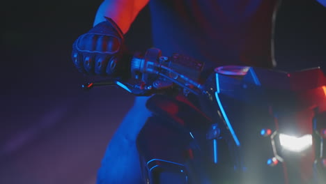 motociclista por la noche
