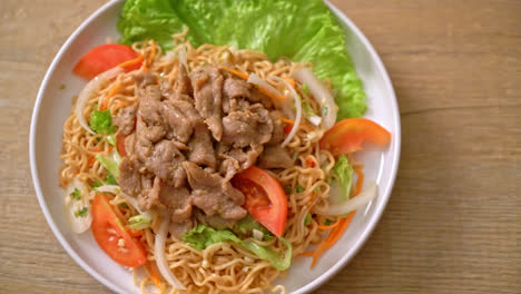 Ensalada-Picante-De-Fideos-Instantáneos-Con-Carne-De-Cerdo-En-Un-Plato-Blanco---Estilo-De-Comida-Asiática