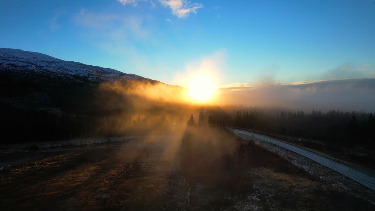 vista aérea sobre árboles brumosos en helgeland de noruega, puesta de sol, brumoso, brumoso, disparo de drones en escandinavia