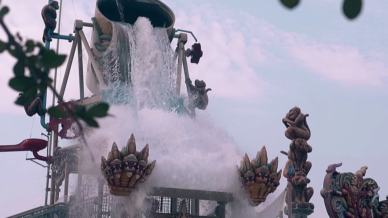 아시아 드래곤 마스크 를 입은 물  ⁇ 크 가 관광객 들 에게 거절 한다