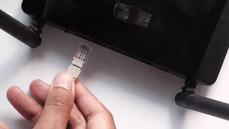conectando un cable a un enrutador inalámbrico