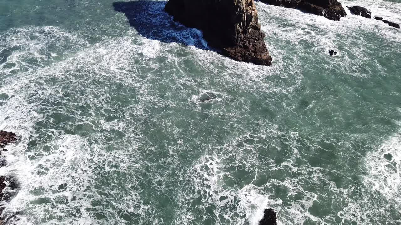 바다에서 폭풍 해일의 조감도