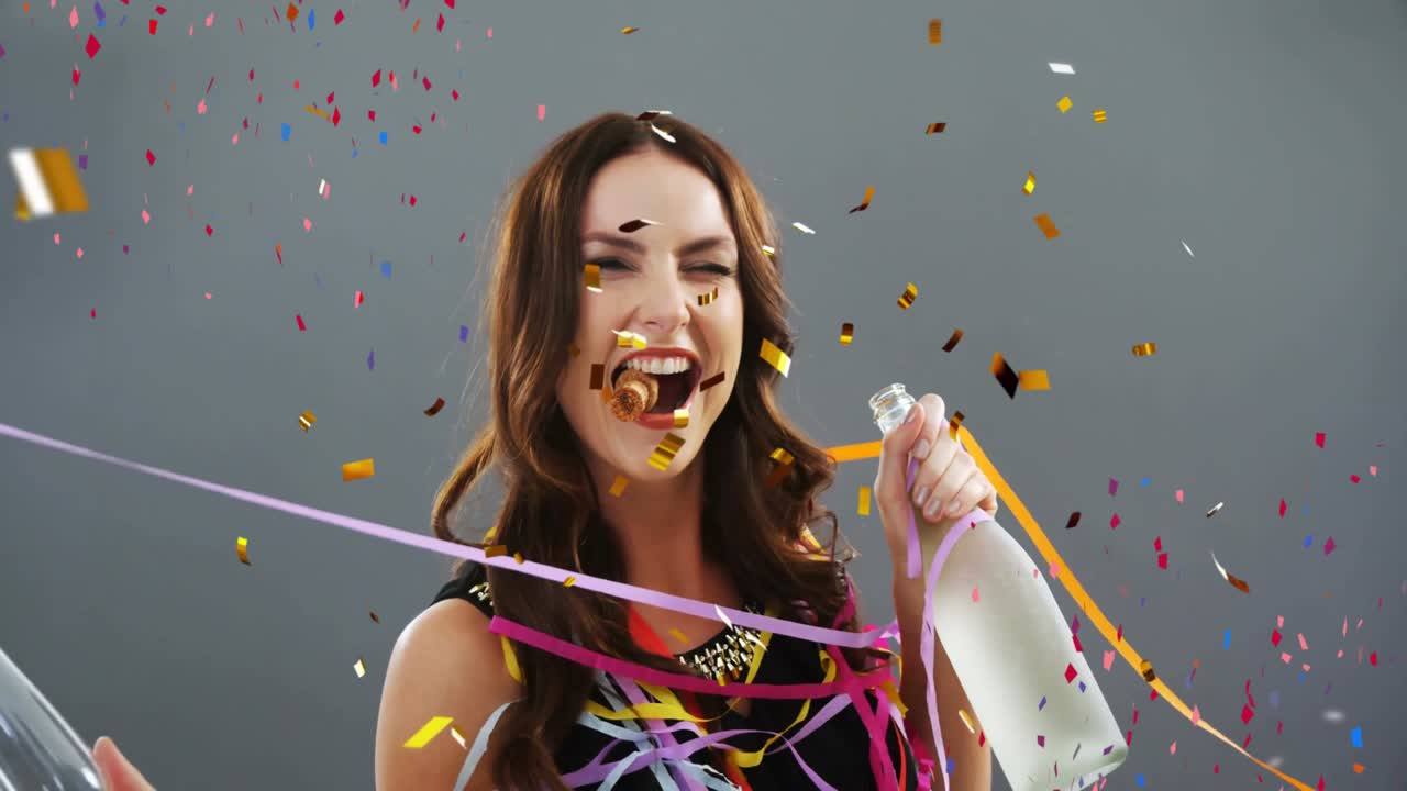 Animazione di festeggiamenti con coriandoli e stelle filanti su donna che tiene una bottiglia di champagne