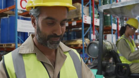 trabajador masculino de mediana edad en un almacén