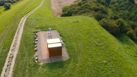 Toma-Aérea-De-La-Estación-De-Descanso-Para-Bicicletas-En-Pomerania,-Polonia.