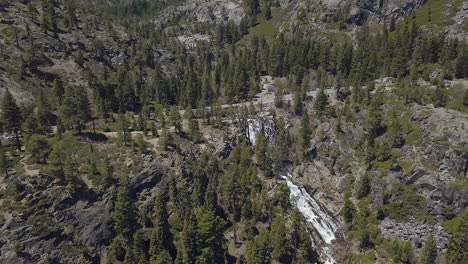 Dies-Sind-Drohnenaufnahmen,-Die-über-Den-Eagle-Falls-Im-Emerald-Bay-State-Park-In-South-Lake-Tahoe-Aufgenommen-Wurden