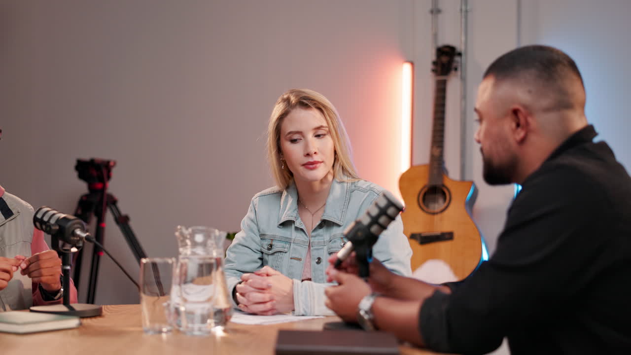 una entrevista de podcast en un estudio