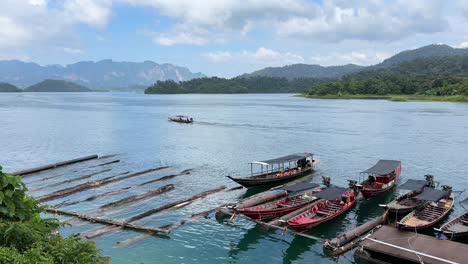 Un-Muelle-De-Madera-Improvisado-Alberga-Barcos-Anclados