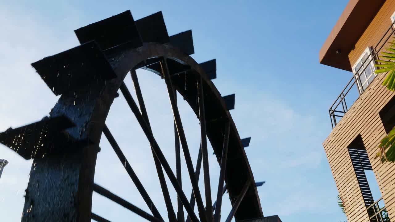 las turbinas de agua están trabajando para agregar oxígeno al agua en el fondo del cielo del estanque.