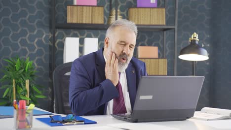 hombre de negocios que tiene una condición alérgica picazón.