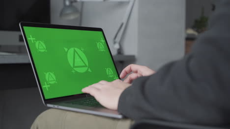 portátil con croma de pantalla verde, teletrabajo, envío y recepción de mensajes, maqueta, primer plano.