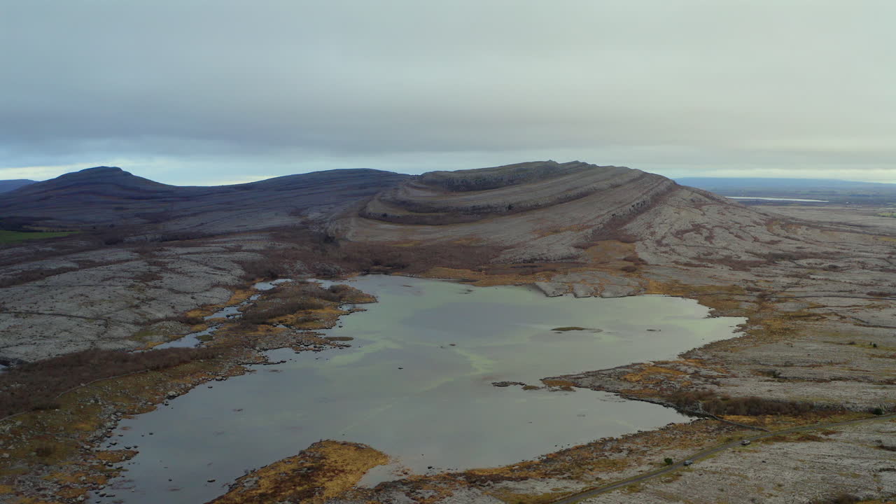 estableciendo la toma del famoso lugar de senderismo, mullaghmore, en el parque nacional de burren.