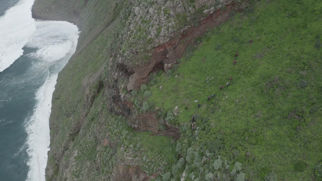 그룹 원정대가 측면을 걷고 있습니다.